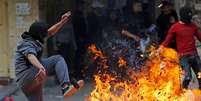 Palestino reage a chamas durante protesto na Cisjord&acirc;nia contra plano de paz proposto por Donald Trump
06/02/2020
REUTERS/Mussa Qawasma  Foto: Reuters