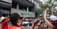 Ativistas protestam em frente ao edíficio-sede da Petrobras, no Rio de Janeiro, em meio a greve de petroleiros 
04/02/2020
REUTERS/Sergio Moraes  Foto: Reuters