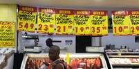 Consumidor compra carne em supermercado no Rio de Janeiro
10/05/2019 REUTERS/Pilar Olivares  Foto: Reuters