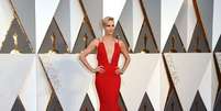O vestudo superdecotado de Charlize Theron se destacou nos looks do Oscar de 2016  Foto: Getty Images / PurePeople