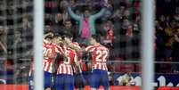 Jogadores do Atlético de Madrid comemoram o gol que deu a vitória à equipe (Foto: OSCAR DEL POZO / AFP)  Foto: Lance!