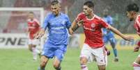 Lance entre Johnny (INT) e Romano (NHA), durante o jogo válido pela 5ª rodada do grupo A, pelo primeiro turno do Campeonato Gaúcho 2020, realizado no estádio Beira-Rio.  Foto: Dudu Contursi/UAI Foto/Gazeta Press / Gazeta Press