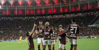 Pedro, ajoelhado, comemora com Gabigol e demais atletas do Flamengo (Foto: Alexandre Vidal/Flamengo)  Foto: Lance!