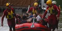 Bombeiros usam bote para resgatar pessoas que ficaram ilhadas em S&atilde;o Paulo  Foto: Reuters / BBC News Brasil