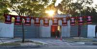 Torcedores do Flamengo expõem camisas pelo Rio com nomes das vítimas do incêndio.  Foto: Reprodução/Twitter / Estadão Conteúdo