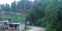 Ponte foi levada pela chuva e deixou interditado acesso ao bairro Tanque Velho, em Araçariguama (SP).  Foto: GCM Araçariguama/Divulgação. / Estadão