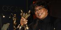 Diretor de "Parasita", Bong Joon Ho, celebra estatuetas recebidas no Oscar 2020
09/02/2020
REUTERS/Eric Gaillard  Foto: Reuters