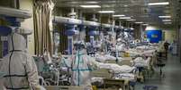 Pacientes com o novo coronavírus são atendidos em hospital em Wuhan
06/02/2020
China Daily via REUTERS  Foto: Reuters
