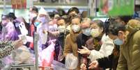 Consumidores usando máscaras fazem compras em supermercado em Wuhan
10/02/2020
China Daily via REUTERS  Foto: Reuters