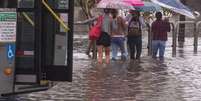 Alagamento na Avenida Ermano Marchetti, no bairro da Lapa, zona oeste de S&atilde;o Paulo  Foto: Andr&eacute; Lucas / ESTAD&Atilde;O CONTE&Uacute;DO