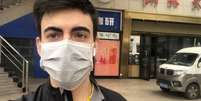 Miguel Manacero em frente ao supermercado no campus da Universidade de Hubei na China  Foto: Arquivo pessoal / BBC News Brasil