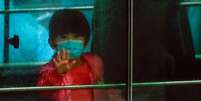 Criança é retirada de prédio esvaziado durante surto de coronavírus em Hong Kong 
11/02/2020
REUTERS/Tyrone Siu  Foto: Reuters