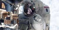 Astronauta americano Mike Fossum em trabalho de manutenção na Estação Espacial Internacional; profissionais passam por extenso treinamento para chegar lá  Foto: Getty Images / BBC News Brasil