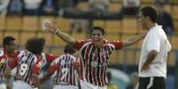 Cicinho marcou gol na goleada por 5 a 1 sobre o Corinthians em 2005 (Foto: Reginaldo Castro/Lancepress!)  Foto: Lance!