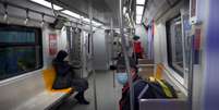Passageiros usam máscara em metrô em Pequim
12/02/2020
REUTERS/Tingshu Wang  Foto: Reuters