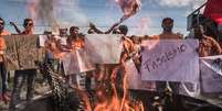 Empregados da Ansa participaram de uma manifestação, durante a qual queimaram telegramas enviados pela estatal  Foto: FUP/ Reprodução / Estadão