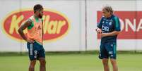 Gabigol e Jesus, em treino no Ninho do Urubu: dupla voltou a ser campeão (Foto: Alexandre Vidal / Flamengo)  Foto: LANCE!