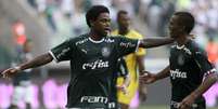 Luiz Adriano comemora gol que fechou a vitória do Palmeiras.  Foto: Marco Galvão / FotoArena / Estadão Conteúdo