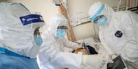 Equipes m&eacute;dicas com trajes de prote&ccedil;&atilde;o tratam paciente em hospital da Cruz Vermelha em Wuhan
16/02/2020 China Daily via REUTERS    Foto: Reuters