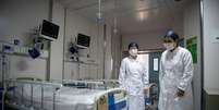 Enfermeiras em quarto que será usado para pacientes em quarentena em Xangai
17/02/2020 Noel Celis/Pool via REUTERS   Foto: Reuters