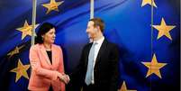 Vera Jourova, vice-presidente da Comissão Europeia, cumprimenta Mark Zuckerberg; ele está na Europa fazendo lobby por uma 'boa' regulamentação das redes sociais  Foto: Getty Images / BBC News Brasil