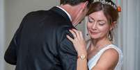 Amanda McCracken dançando com o marido, Dave, no dia do casamento  Foto: Zack Weinstein photography / BBC News Brasil