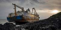 Imagem do barco fantasma Alta, preso nas pedras da costa da Irlanda  Foto: Cathal Noonan / AFP / BBC News Brasil