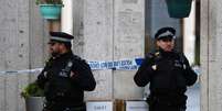 Policiais do lado de fora de mesquita em Londres
20/02/2020 REUTERS/Simon Dawson  Foto: Reuters