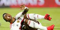 Bruno Henrique sentiu muitas dores ap&oacute;s marcar contra o Del Valle.  Foto: Daniel Tapia / Reuters