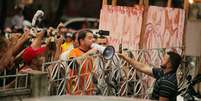 Cid Gomes (PDT) (de camiseta laranja) fala com manifestantes durante protesto de policiais na cidade de Sobral  Foto: WELLINGTON MACEDO / Estadão Conteúdo