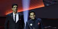 Ator Ayushmann Khurrana (&agrave; direita) comemora pr&ecirc;mio recebido em Macau
06/07/2013
REUTERS/Tyrone Siu  Foto: Reuters