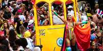 Foliões brincam durante o Bloco das Carmelitas, em Santa Teresa, na região central do Rio de Janeiro, na tarde desta sexta-feira, 21.  Foto: WILTON JUNIOR / Estadão Conteúdo