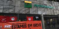 Manifestação diante da sede da Petrobras, na Avenida Chile, no centro do Rio de Janeiro.  Foto: Ellan Lustosa / Código 19 / Estadão