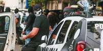 Policiais militares encapuzados e sem farda se reúnem em protesto na cidade de Fortaleza, na quarta-feira (19)  Foto: JOÃO DIJORGE/PHOTOPRESS / Estadão