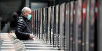 Homem de máscara em estação de metrô de Milão
25/02/2020
REUTERS/Flavio Lo Scalzo  Foto: Reuters