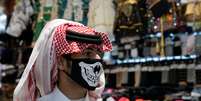 Homem usa máscara de proteção devido ao coronavírus, em Kuweit
25/02/2020
REUTERS/Stephanie McGehee  Foto: Reuters