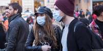 Pessoas usam máscaras em Roma, na Itália, por temerem infecção pelo vírus  Foto: DW / Deutsche Welle
