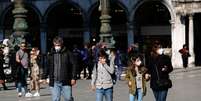 Turistas usam máscaras na Praça de São Marcos, em Veneza, na Itália
27/02/2020
REUTERS/Manuel Silvestri  Foto: Reuters