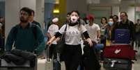 Viajante usa máscara de proteção ao chegar em voo da Europa no aeroporto de Guarulhos
27/02/2020
REUTERS/Amanda Perobelli  Foto: Reuters