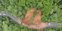 Um grande deslizamento de terra cobriu a pista da rodovia Rio-Santos, na Praia de Maresias, em São Sebastião, litoral norte de São Paulo.  Foto: DER/Divulgação / Estadão Conteúdo