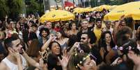Foliões se divertem com o desfile do Bloco Não Serve Mestre, na Avenida Henrique Schauman  Foto: MISTER SHADOW/ASI / Estadão