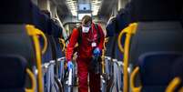 Funcionário desinfeta trem em estação de Milão, na Itália, em meio a epidemia de coronavírus  Foto: ANSA / Ansa - Brasil