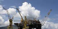 Vista aérea de plataforma de produção de petróleo da Petrobras em Angra dos Reis  Foto: Sergio Moraes / Reuters