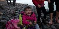 Criança chora em meio a imigrantes do Afeganistão que chegam a ilha grega
02/03/2020
REUTERS/Alkis Konstantinidis  Foto: Reuters