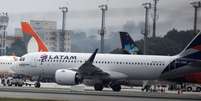 Um avião da Latam Airlines Brasil pousa no aeroporto de Congonhas em São Paulo, Brasil 19/12/2017.  REUTERS/Nacho Doce   Foto: Reuters