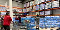 Consumidores compram água e papel higiênico em supermercado na Califórnia
02/03/2020
REUTERS/Mike Blake  Foto: Reuters