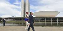 Bolsonaro passa em frente ao Congresso em seu dia de posse; Presidente terá novo teste de força no Senado nesta terça-feira  Foto: Marcos Brandão/Agência Senado / BBC News Brasil