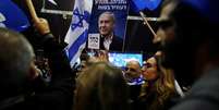 Apoiadores de Benjamin Netanyahu comemoram divulgação de resultados de eleição em Israel
02/03/2020
REUTERS/Ammar Awad  Foto: Reuters