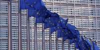 Bandeiras da União Europeia se movimentam do lado de fora da Comissão Europeia em Bruxelas, Bélgica
19/02/2020
REUTERS/Yves Herman  Foto: Reuters