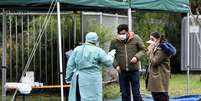 Enfermeiro conversa com casal em ponto de checagem médica na entrada de um hospital em Brescia, na Itália
03/03/2020
REUTERS/Flavio Lo Scalzo  Foto: Reuters